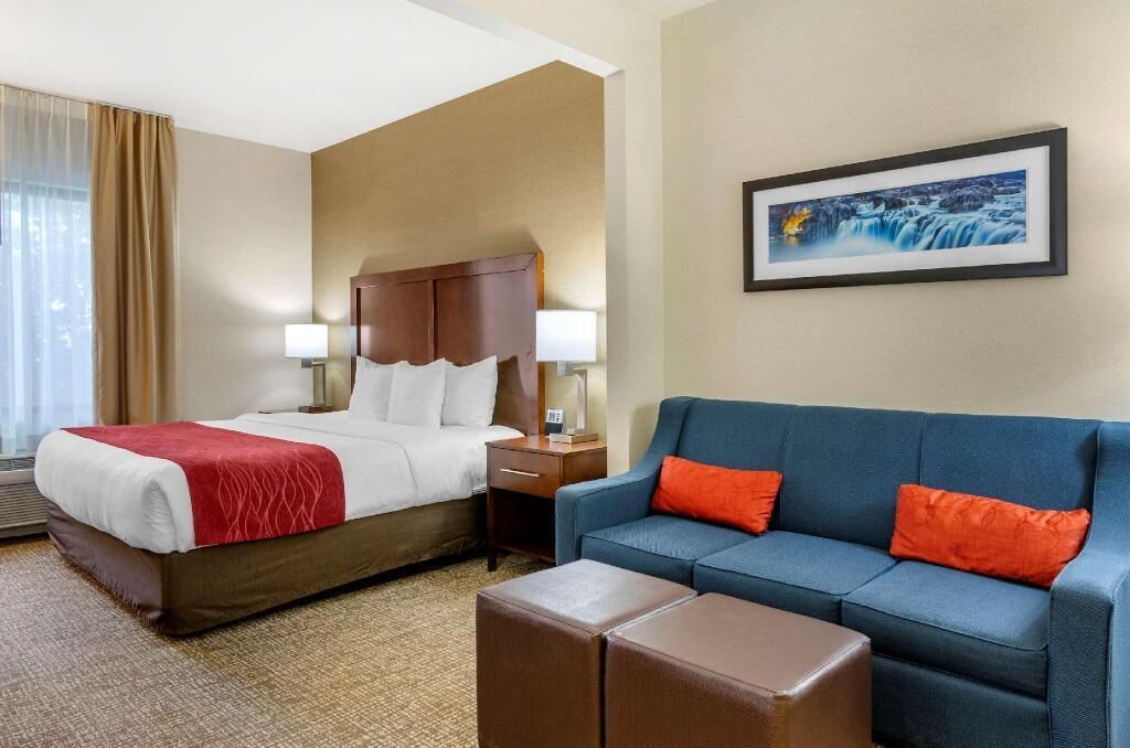 In-room safe, desk, laptop workspace, iron/ironing board