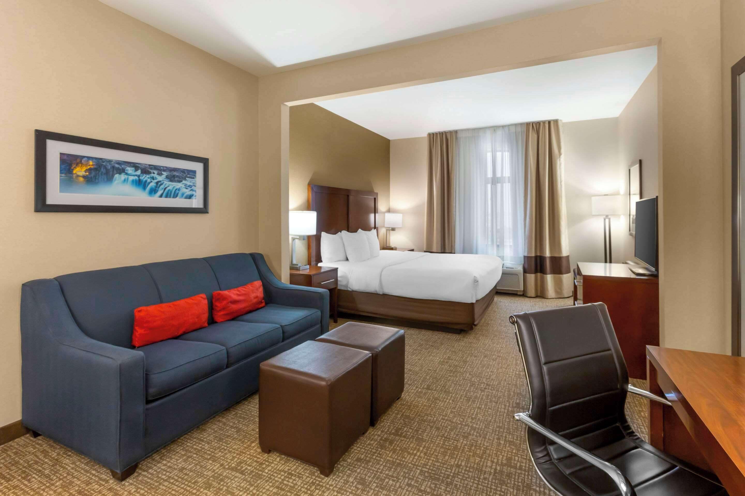 Suite, 1 kingsize bed met slaapbank, niet-roken | Een kluis op de kamer, een bureau, een laptopwerkplek