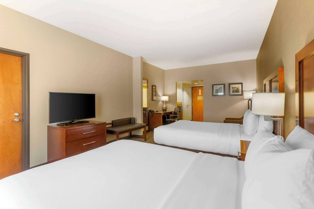 in-room safe, desk, laptop workspace, iron/ironing board