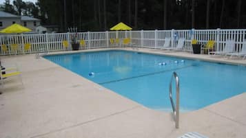 Una piscina al aire libre de temporada