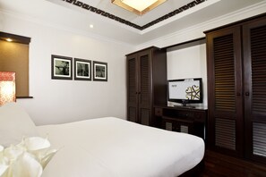 Deluxe Double Room, City View | Minibar, in-room safe, desk, soundproofing - Cherish Hotel (Hue)