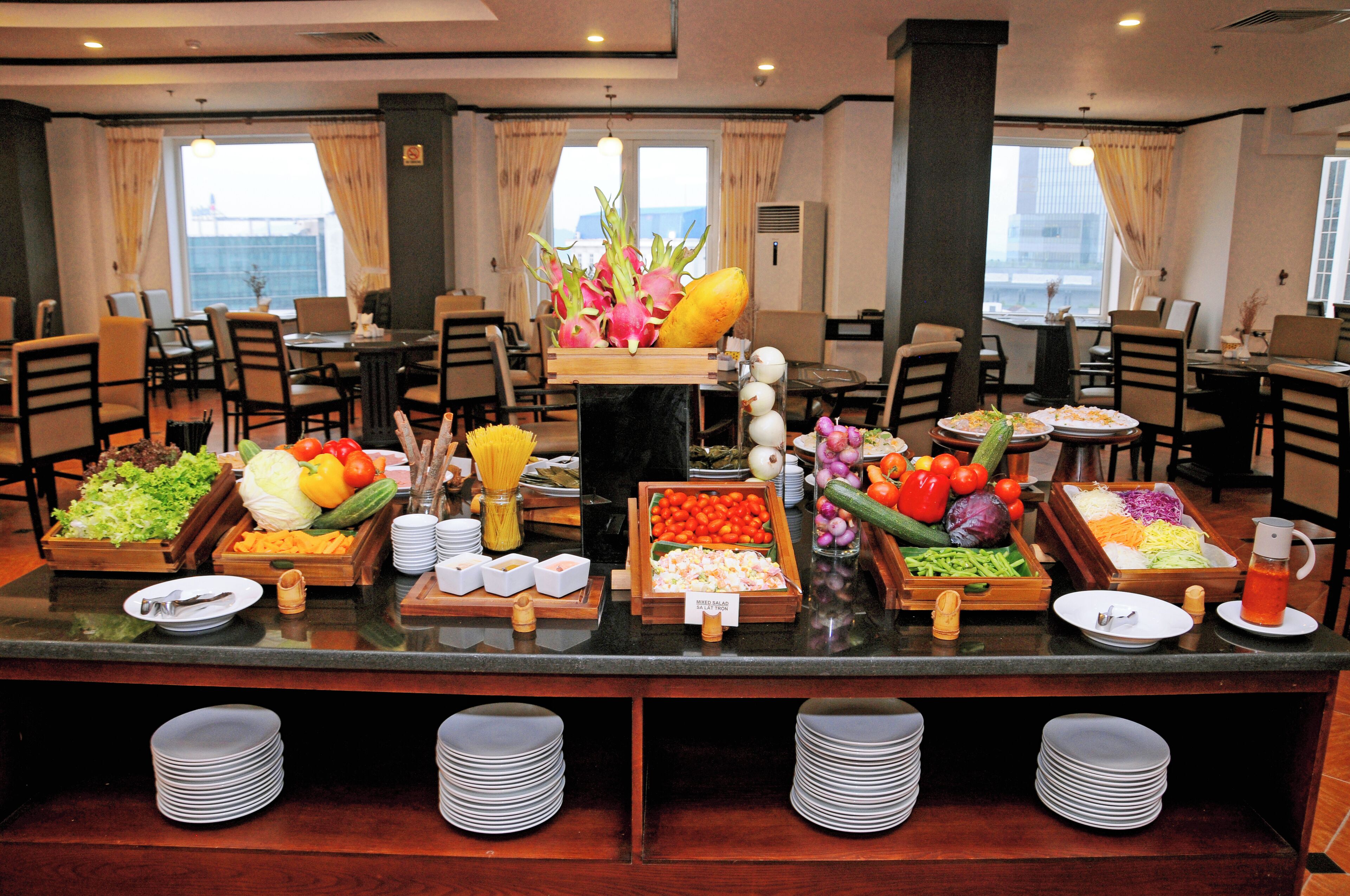 2 restaurantes, se sirve desayuno 