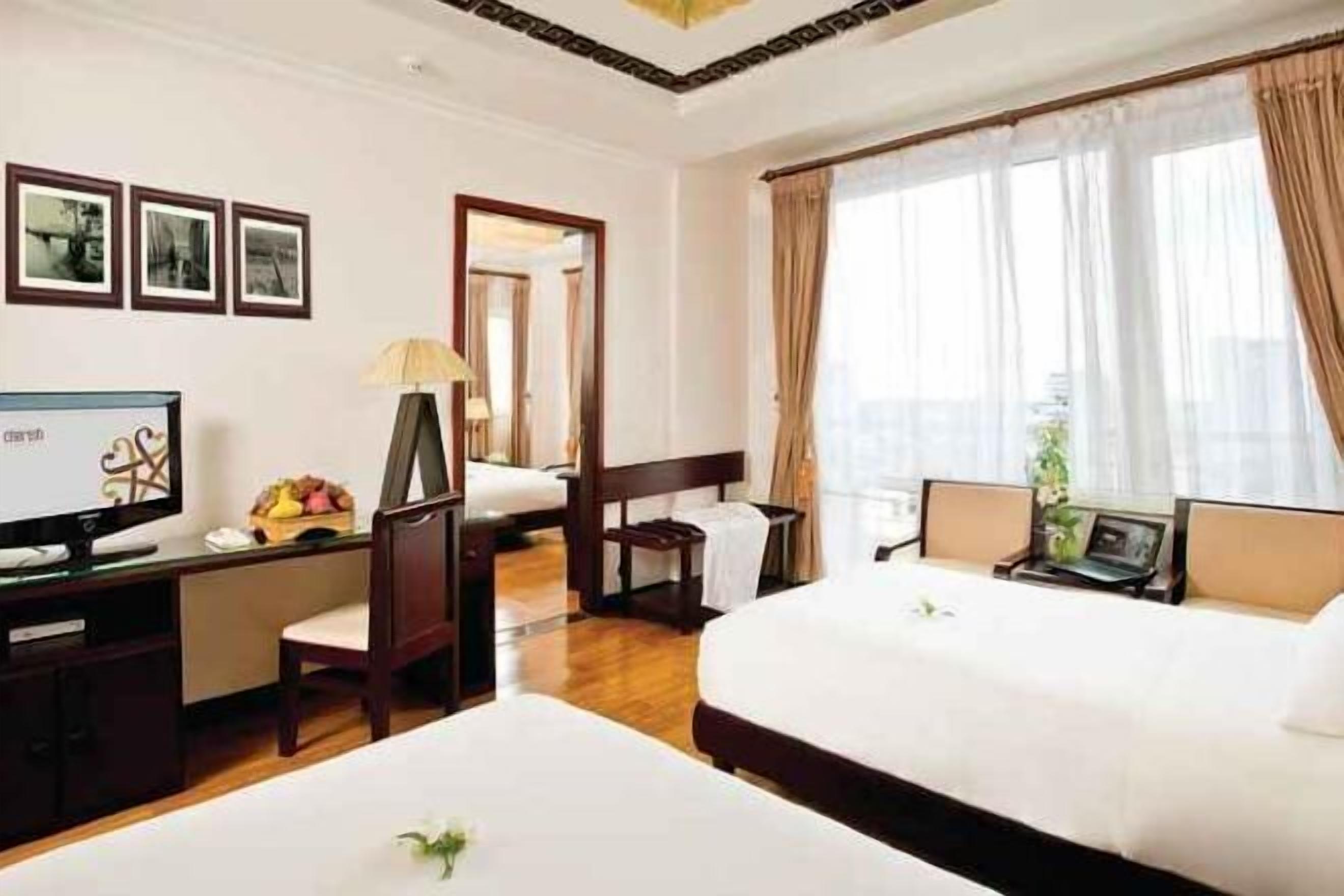 Minibar, caja de seguridad en la habitación y escritorio 