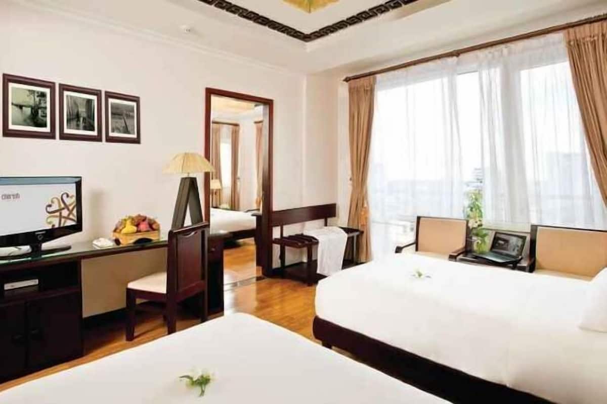 Minibar, caja de seguridad en la habitación y escritorio