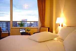 Minibar, caja de seguridad en la habitación y escritorio 