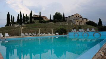 Piscine extérieure en saison, accès possible de 6 h à 21 h, parasols