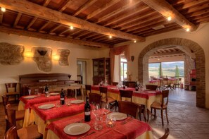 Petit déjeuner et déjeuner servis sur place, spécialités Cuisine locale