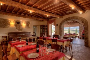 Se sirven desayunos, almuerzos, cenas y cocina local