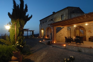 Fachada del alojamiento - Noche