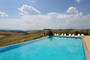 Piscine extérieure (ouverte en saison), parasols de plage