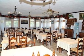 Dining - Hotel Dujany (Nus)