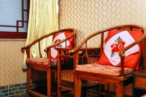 Desk, blackout curtains, free WiFi, bed sheets - Beijing CityCourt Hotel (Beijing)