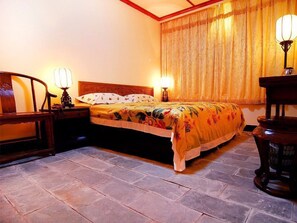 Desk, blackout curtains, free WiFi, bed sheets - Beijing CityCourt Hotel (Beijing)