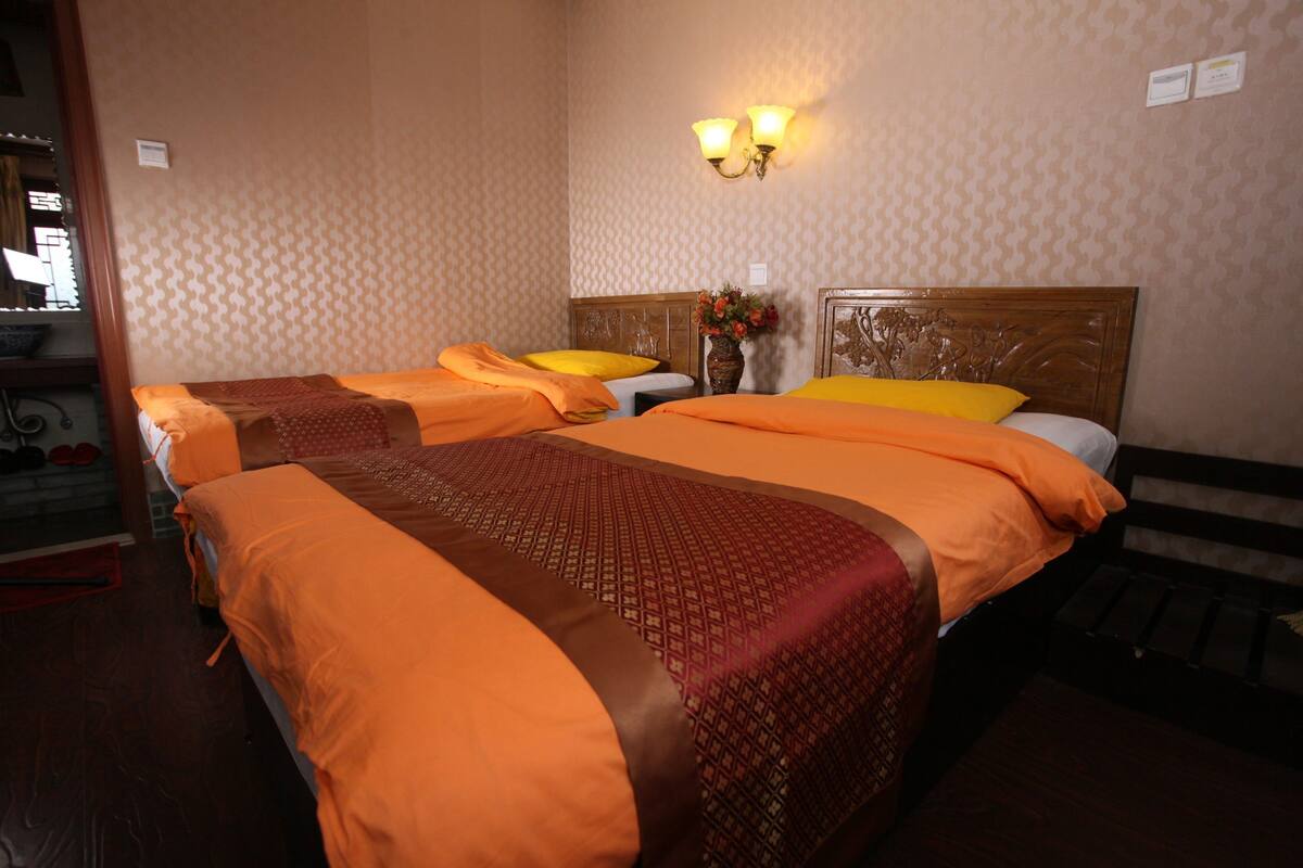 Twin Room | Desk, blackout drapes, WiFi (free), bed sheets