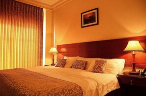 Minibar, in-room safe, desk, blackout drapes - Mosaic City Hotel (Madaba)