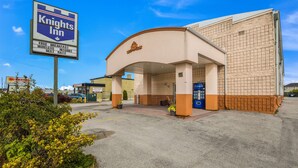 A Knights Inn with a large sign advertising free breakfast, wireless internet, and best rate. - Knights Inn Orillia (Orillia)