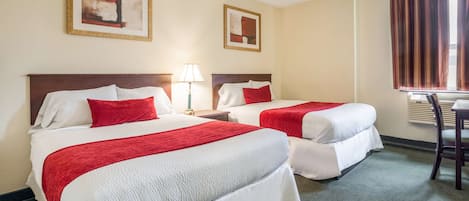 Escritorio, tabla de planchar con plancha, wifi gratis y ropa de cama