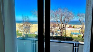A balcony with a clear view of a beach and a playground. - Hotel Sacramora (Rimini)
