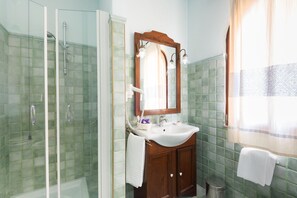 Shower, free toiletries, hair dryer, bathrobes - Villa Madau Hotel (Pula)