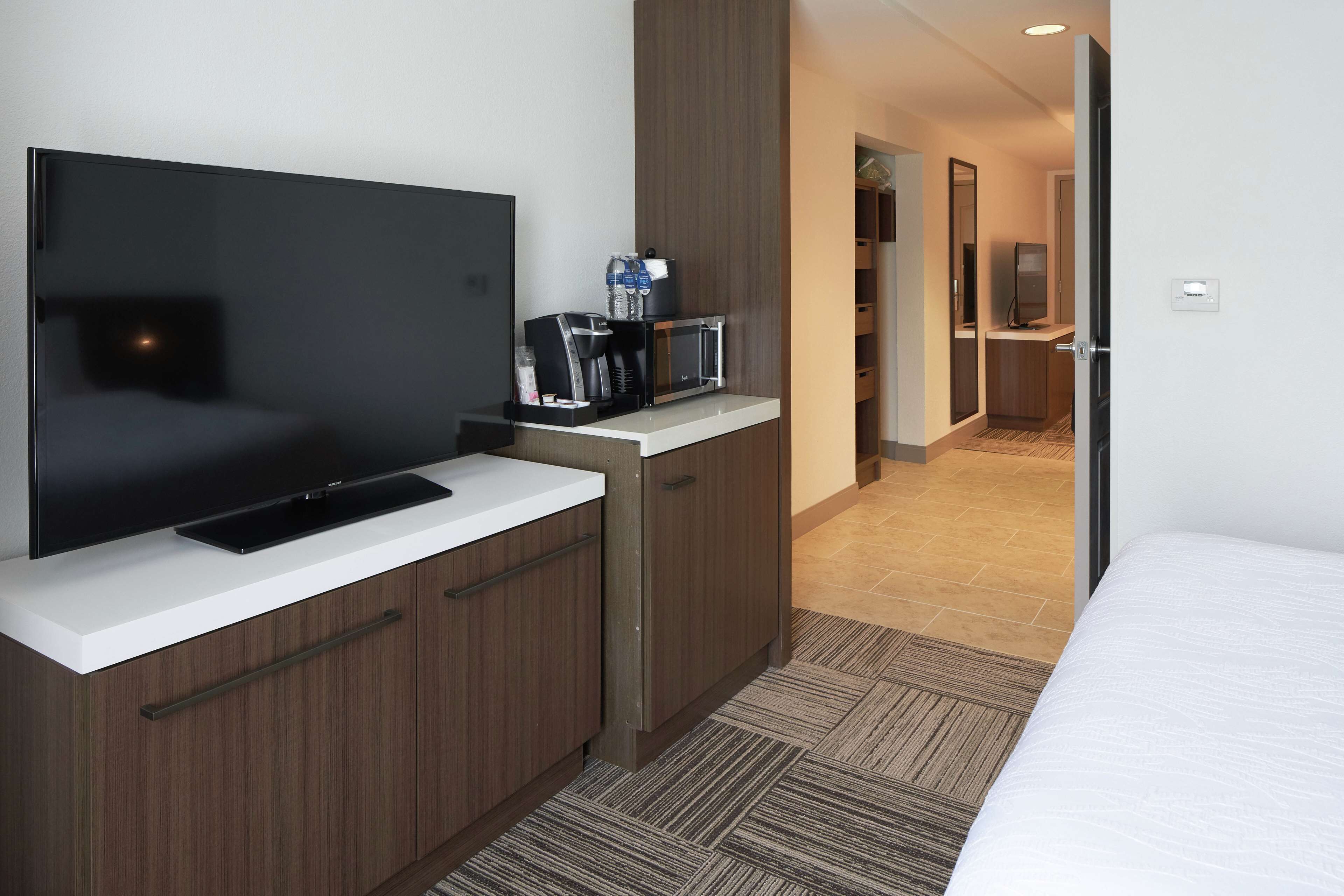 Junior Suite, 1 Queen Bed, Accessible, Bathtub (Hearing) | Premium bedding, down comforters, desk, laptop workspace