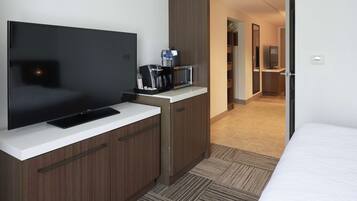 Junior Suite, 1 Queen Bed, Accessible, Bathtub (Hearing) | Premium bedding, down comforters, desk, laptop workspace