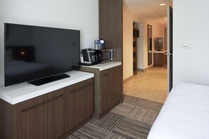 Junior Suite, 1 Katil Ratu (Queen), Accessible, Bathtub (Hearing) | Peralatan tempat tidur premium, gebar bulu kapas, meja 
