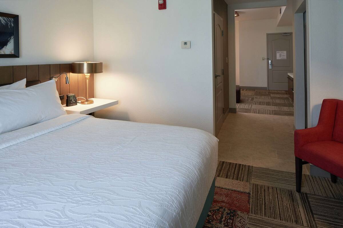 Junior Suite, 1 Katil Raja (King) | Peralatan tempat tidur premium, gebar bulu kapas, meja 