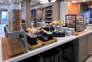 Desayuno buffet diario (USD 12.00 por persona)