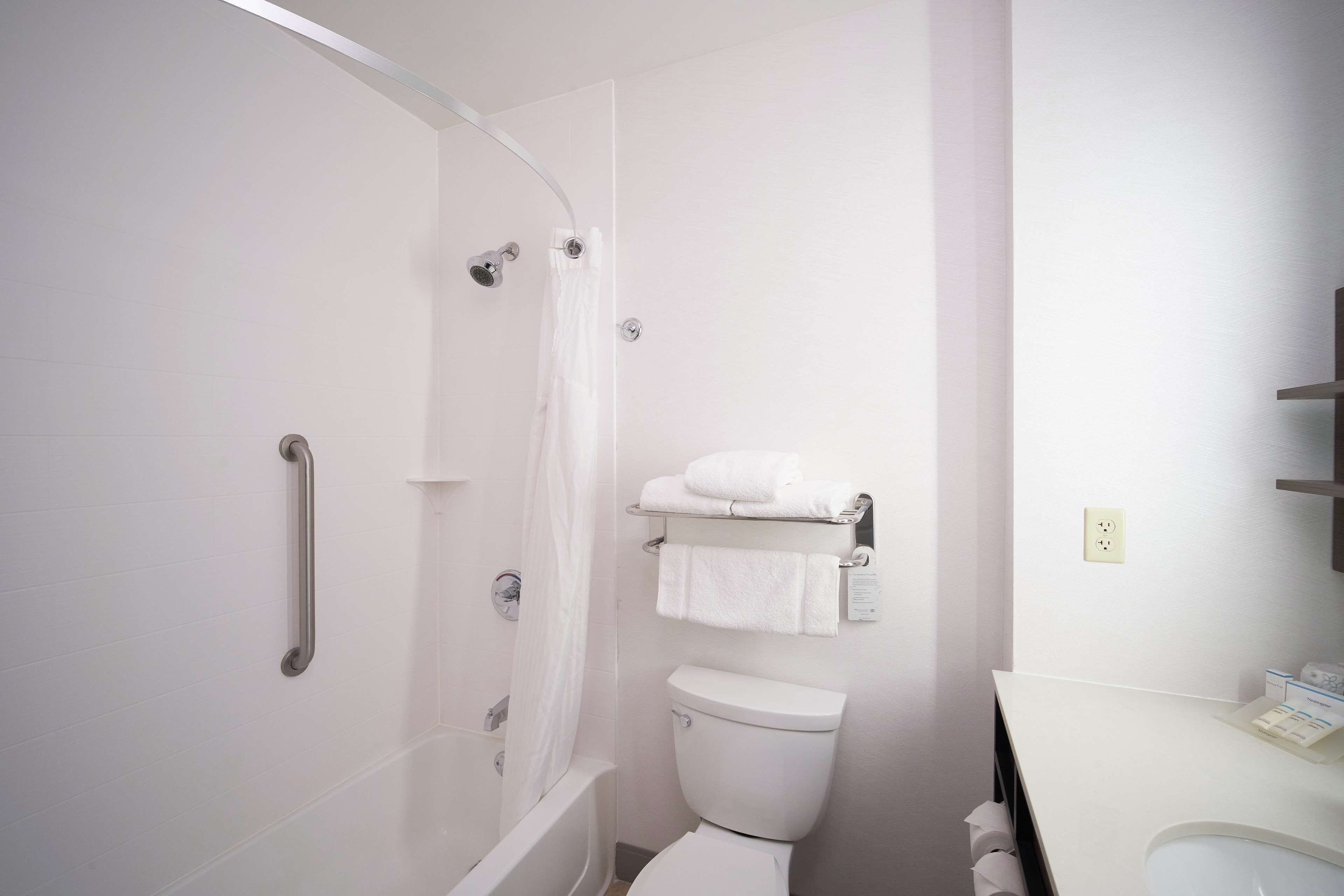 Un baño con ducha, inodoro y lavamanos.