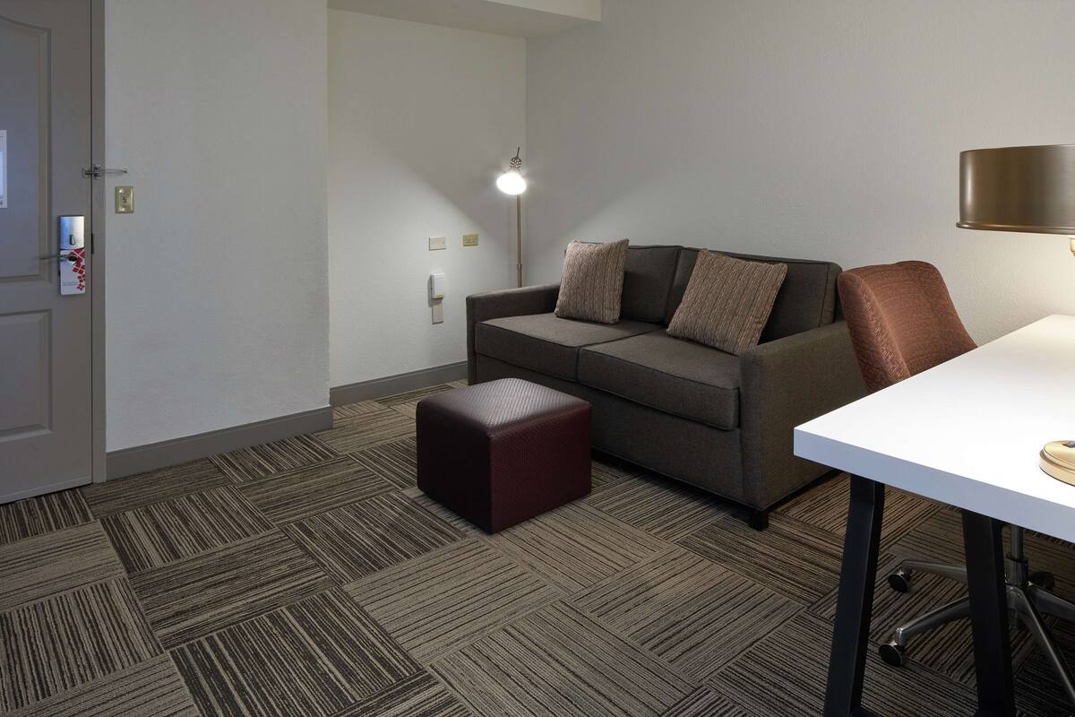 Junior Suite, 1 Katil Ratu (Queen), Accessible, Bathtub (Hearing) | Peralatan tempat tidur premium, gebar bulu kapas, meja 
