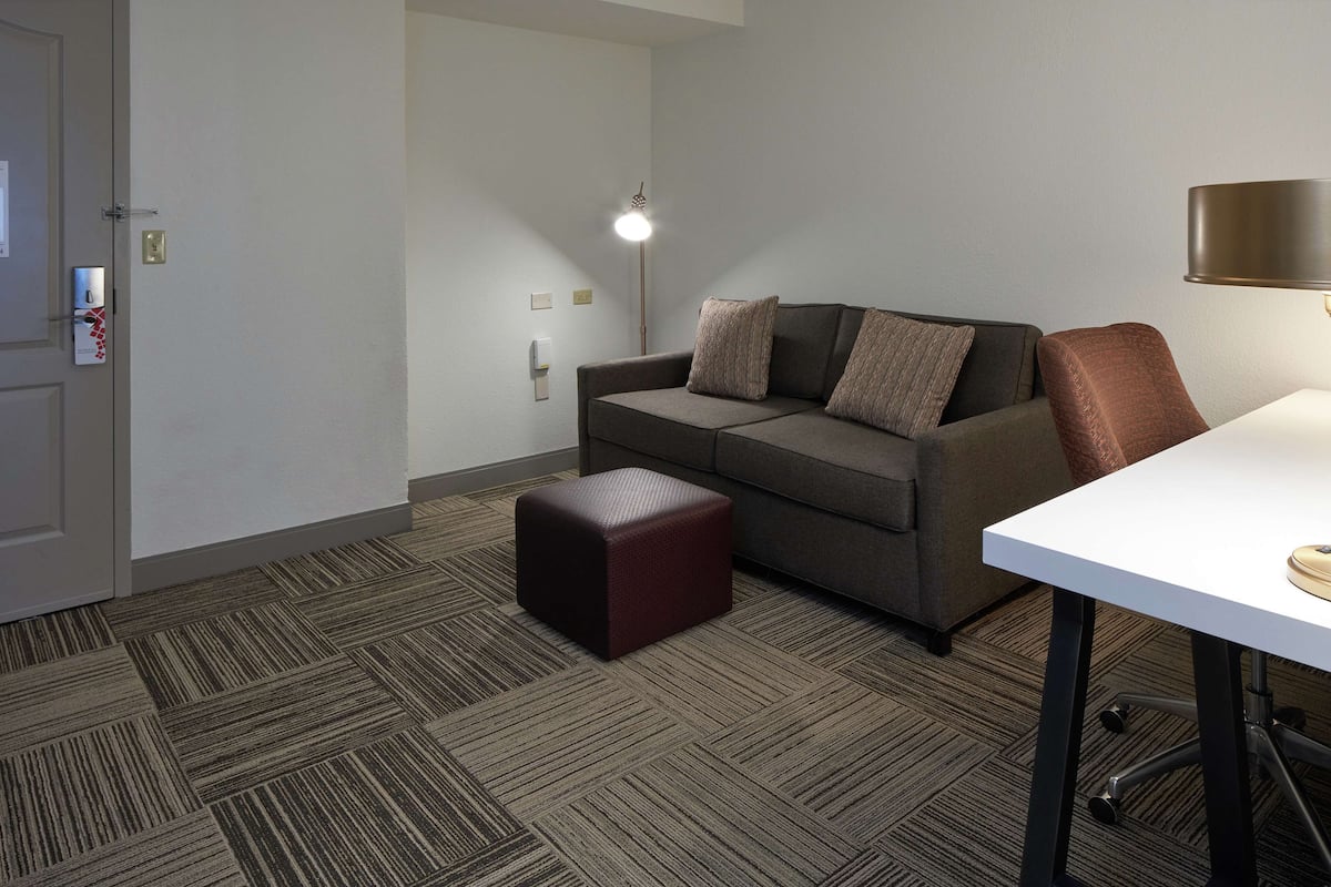 Junior-Suite, 1 Queen-Bett, barrierefrei, Badewanne (Hearing) | Hochwertige Bettwaren, Daunenbettdecken, Schreibtisch