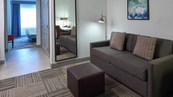 Junior suite, 1 kingsize bed | Luxe beddengoed, donsdekens, een bureau, een laptopwerkplek