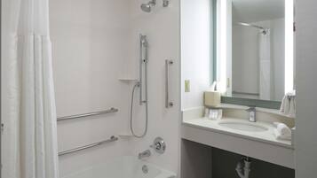 Un baño moderno con ducha, bañera y lavamanos.