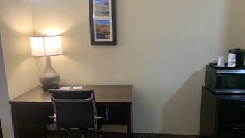 Suite, 1 King Bed with Sofa bed, Non Smoking
