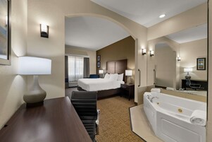 Escritorio, tabla de planchar con plancha, cunas gratuitas y wifi gratis