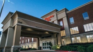 Een Hampton Inn hotel met een duidelijke entree, een gevel van natuursteen en een gedeelte van baksteen.