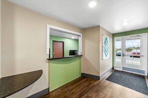 Lobby - WoodSpring Suites San Antonio South (San Antonio)