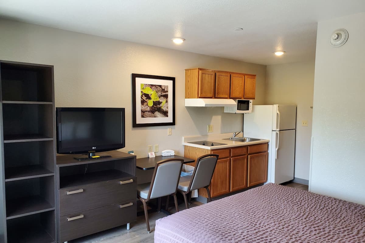 Desk, free WiFi, bed sheets