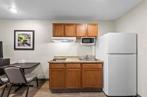 Frigorífico grande, microondas y placa de cocina