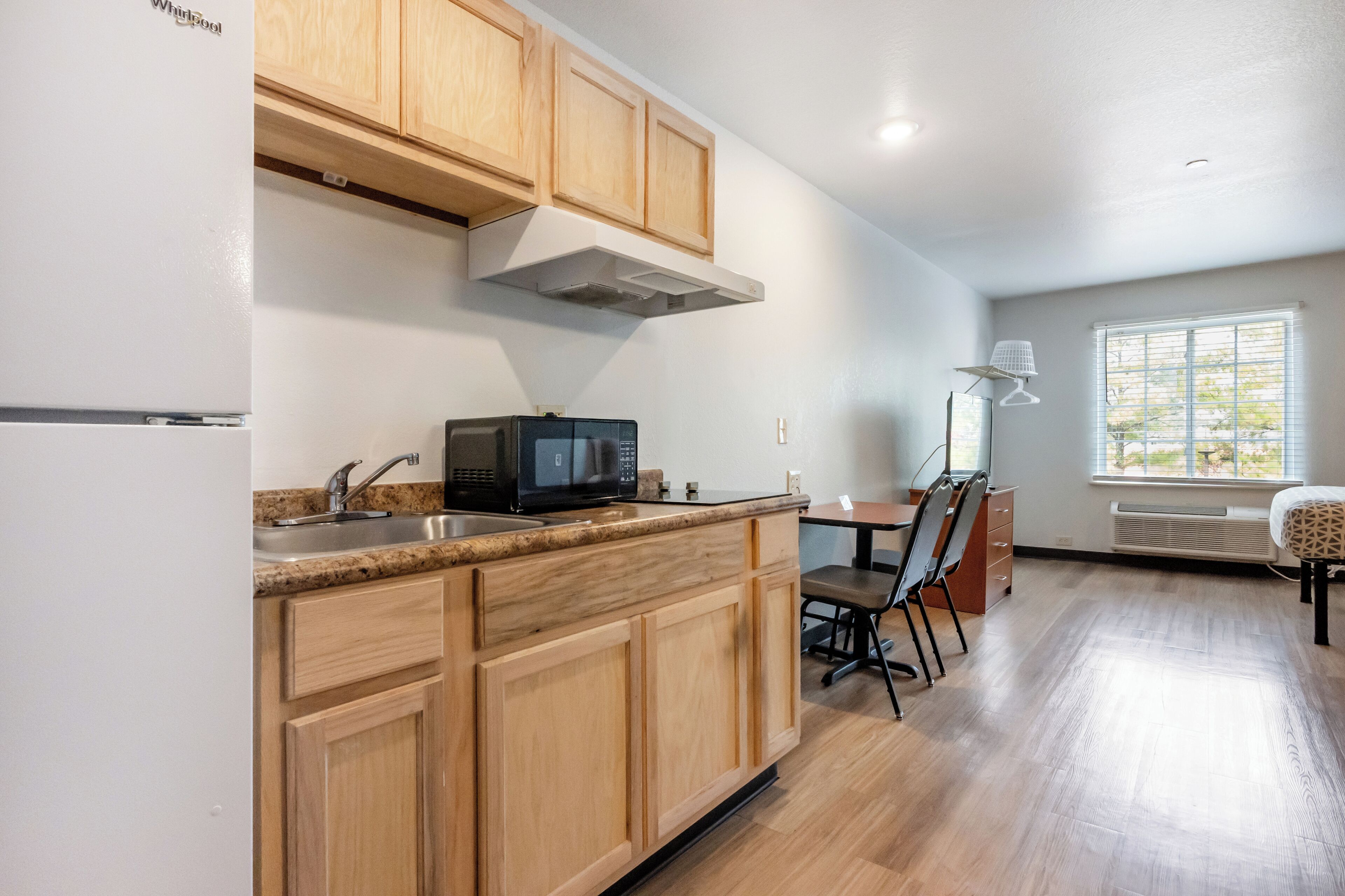 Refrigerador con congelador, microondas, parrilla de estufa y comedor 