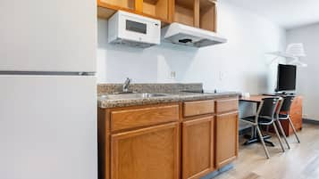 Full-sized fridge, microwave, stovetop, dining tables
