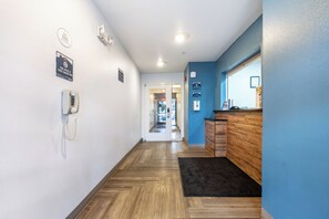 Interior - Suburban Studios Huntsville University Area (Huntsville)