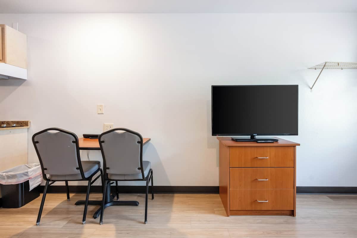 Bureau, fer et planche à repasser, Wi-Fi gratuit, draps fournis