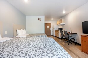 Escritorio, tabla de planchar con plancha, wifi gratis y ropa de cama 