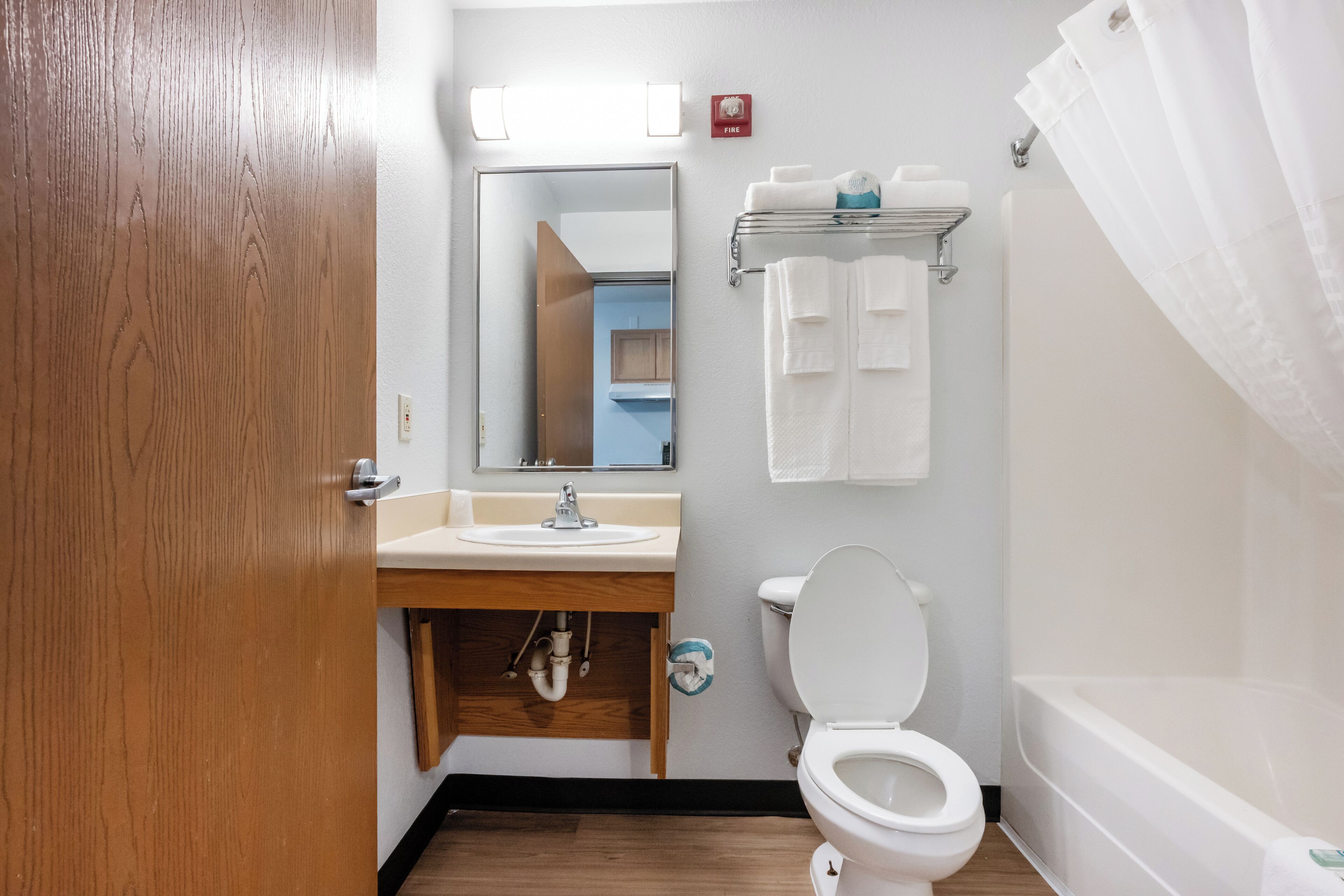 Combined shower/tub, towels
