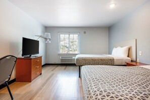 Escritorio, tabla de planchar con plancha, wifi gratis y ropa de cama 