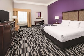 Huone, 1 suuri parisänky, tupakointi kielletty | Ylelliset vuodevaatteet, työpöytä