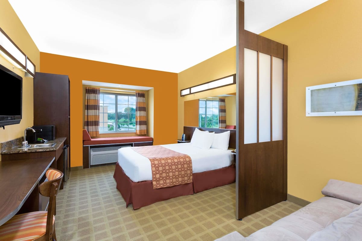 Suite Studio, 1 grand lit, accessible aux personnes à mobilité réduite, non-fumeurs (Mobility) | Coffres-forts dans les chambres, rideaux occultants, Wi-Fi gratuit