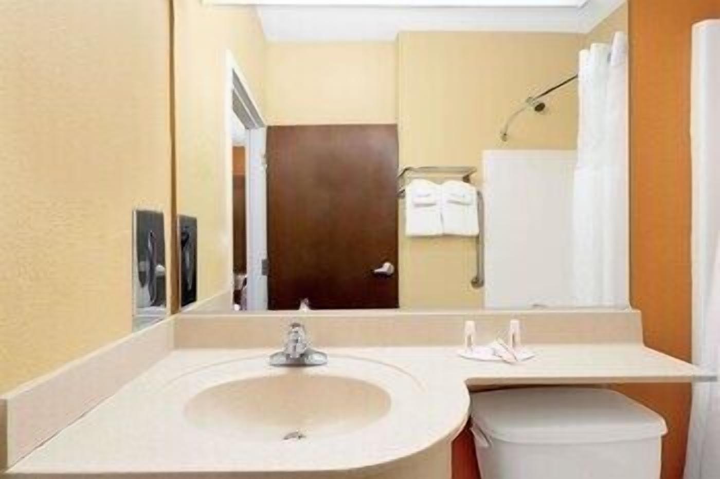Bathroom | Combined shower/tub, free toiletries, hair dryer, towels