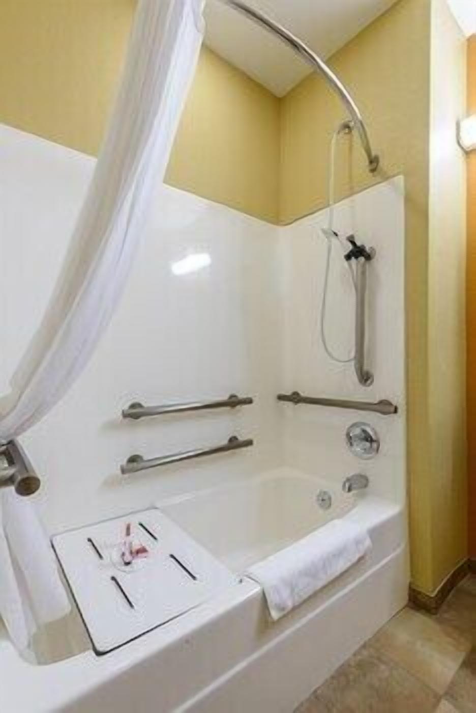 Bathroom | Combined shower/tub, free toiletries, hair dryer, towels